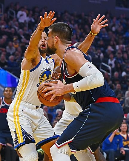 Golden State Warriors’ Stephen Curry (30) guards Los Angeles Clippers’...