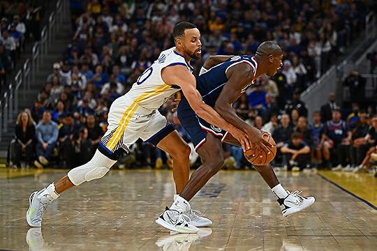 Golden State Warriors’ Stephen Curry (30) knocks the ball out...