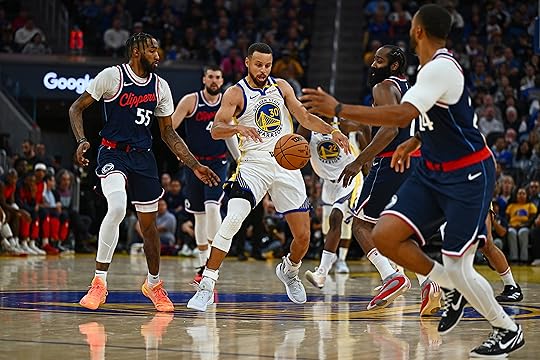 Golden State Warriors’ Stephen Curry (30) reaches for a loose...