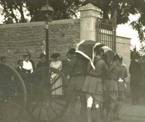 Soldiers carrying a coffin draped with the British flag