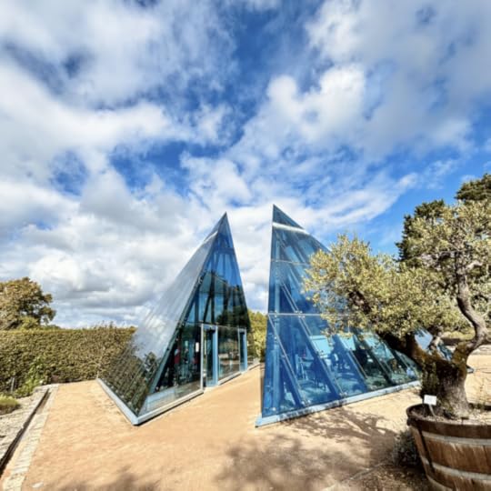 Zwei gläsnerne Pyramiden im Loki-Schmidt-Garten