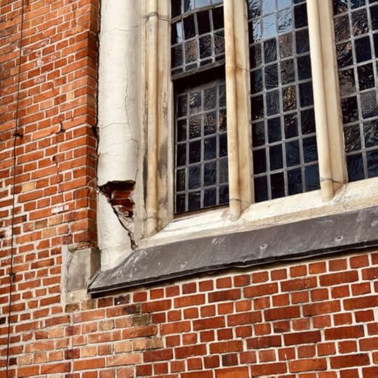 Außenmauer St. Petri, bröckelnde Ziegel an einem alten Fenster