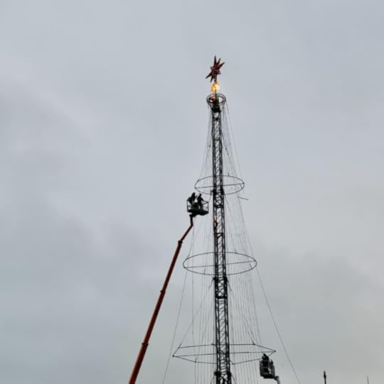 Aufbauarbeiten am großen Weihnachtsstern auf dem Rathausmarkt, das hohe Gestänge, auf dem er sitzt, wird montiert