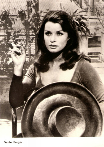 Senta Berger in Operazione San Gennaro (1966)