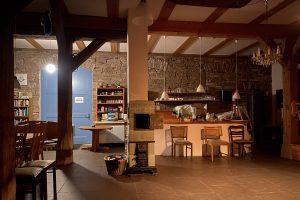 café at the foot of the hill