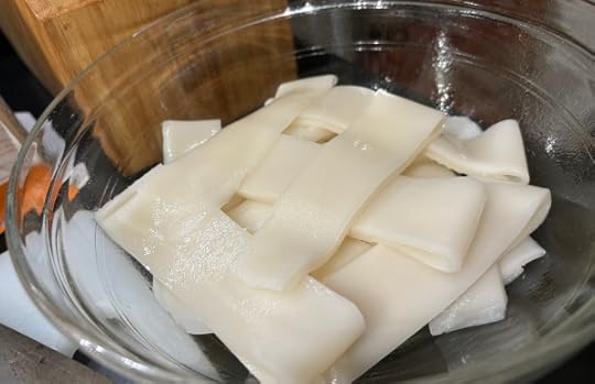 Wide white noodles in a glass bowl