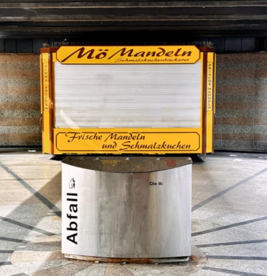 Ein geschlossener Stand für gebrannte Mandeln in den Tunneln des Hauptbahnhofs
