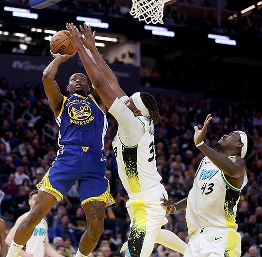 Golden State Warriors’ Jonathan Kuminga #00 shoots past Indiana Pacers’...