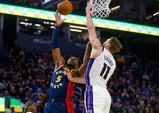 Golden State Warriors’ Kevon Looney (5) take a shot against...