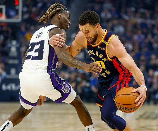 Golden State Warriors’ Stephen Curry (30) dribbles against Sacramento Kings’...