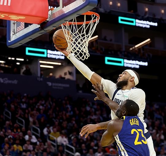 Dallas Mavericks’ Daniel Gafford #21 shoots a layup past Golden...