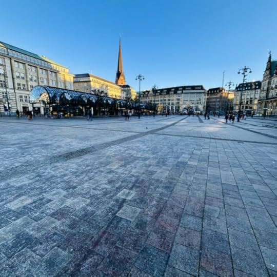 Der Hamburger Rathausmarkt. leer im Wintersonnenlicht und im Weitwinkel