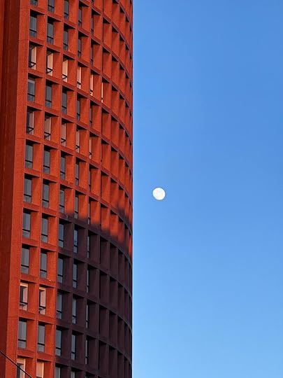 Ciel partag�� entre la c��l��bre tour crayon lyonnaise et une pleine lune, j'aimais beaucoup cette photo dans l'instant