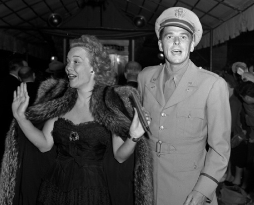 Jane Wyman and Ronald Reagan arriving at the movie premiere of Tales of Manhattan in Los Angeles, CA, 5 Aug 1942 (Los Angeles Times photographic archive, UCLA Library via Wikipedia: uclalat_1429_b3185_27266-2)
