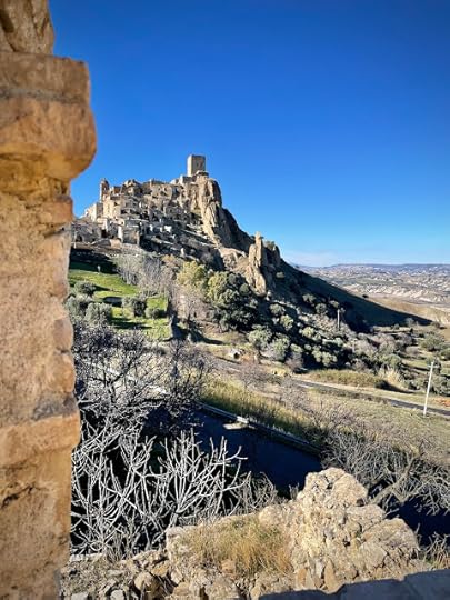 Priveliste de la Museo Emozionale di Craco, Italia