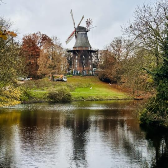 Blick auf eine alte Mühle in den Bremer Wallanlagen