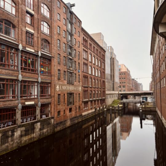 Alte Ziegelfassaden an Fleetufern, Blick von der Fleetinsel Richtung Hafen