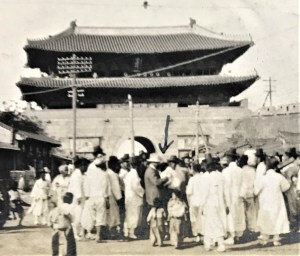Charles Cowman preaching to Koreans