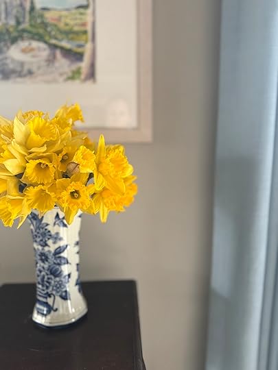 Daffodilsvaseinsidebluecurtains