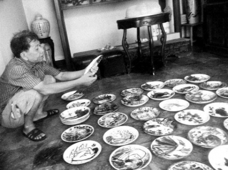 Một số bài viết tiếng Anh giới thiệu NHT còn gọi ông là "họa sĩ".