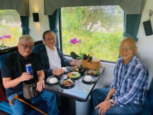 Trò chuyện rôm rả. Mình