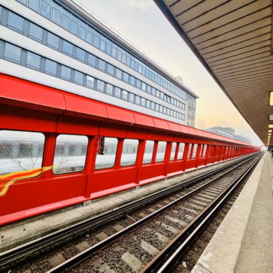 Die S-Bahnstation Hammerbrook mit der roten Einfassung, die selbst nach einer S-Bahn aussieht