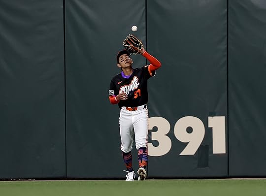San Francisco Giants’ Jung Hoo Lee #51 catches a fly...