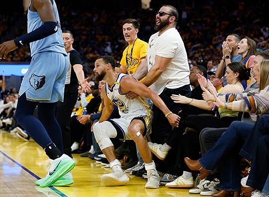 Golden State Warriors’ Stephen Curry (30) watches his 3-point basket...