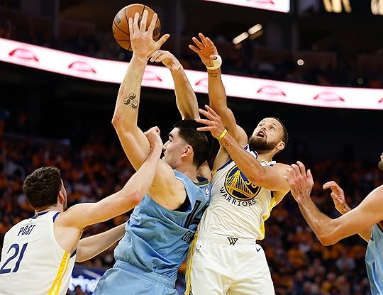Golden State Warriors’ Stephen Curry (30) fights for a rebound...