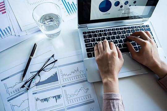 Fixed vs. dynamic equity: A person tracking contributions using a laptop