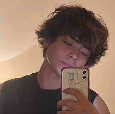 Pin by Wassim on Mon style | Messy hair boy, Short grunge hair, Brown hair boy