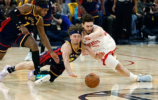 Golden State Warriors’ Brandin Podziemski (2) forces a turnover against...