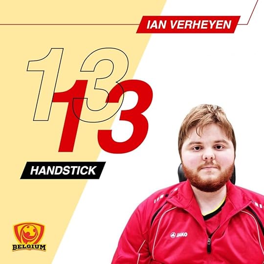 Een portret van Ian Verheyen, een jonge man in een rode sportoutfit, zittend in een rolstoel. Achtergrond met de tekst '1 3' en 'HANDSTICK'. Onderaan het logo van België.