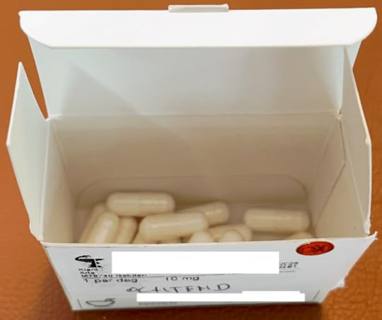 Een geopende doosje met capsules van het medicijn Calcort, met de tekst '1 per dag' en het doseringsniveau van 10 mg.