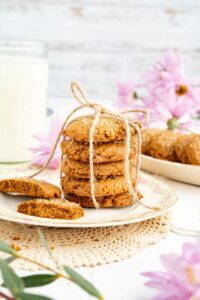 Keep the Pie Bird Singing cookbook ginger snaps by Ora Smith