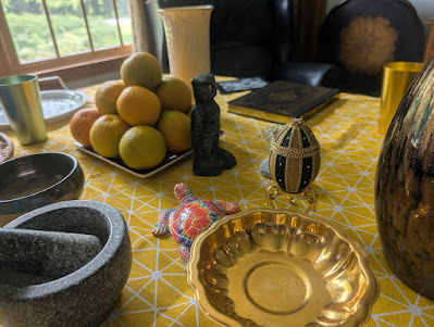 Table setting, pyramid of oranges, statuettes and dishes