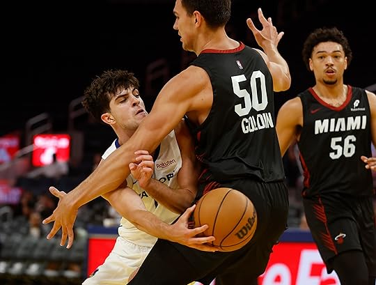 Golden State Warriors’ Taran Armstrong (1) passes the ball against...