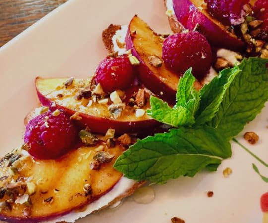 peaches sliced on bread with balsamic glaze on top