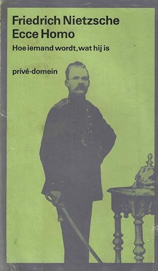 Boekomslag van 'Ecce Homo' van Friedrich Nietzsche met een afbeelding van de auteur in formele kleding, inclusief een zwaard, tegen een groene achtergrond.