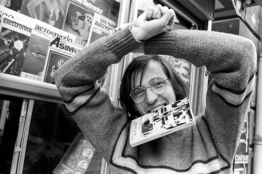 Tondelli con una copia del suo romanzo Altri libertini, negli anni ottanta. (Adriano Alecchi, Mondadori Portfolio)