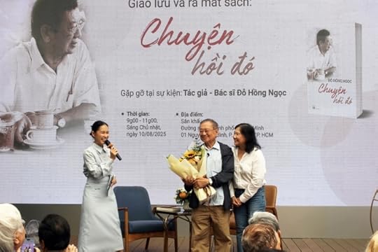 Tác giả Đỗ Hồng Ngọc (giữa) trong buổi giao lưu sách Chuyện hồi đó. Ảnh: Phanbooks.