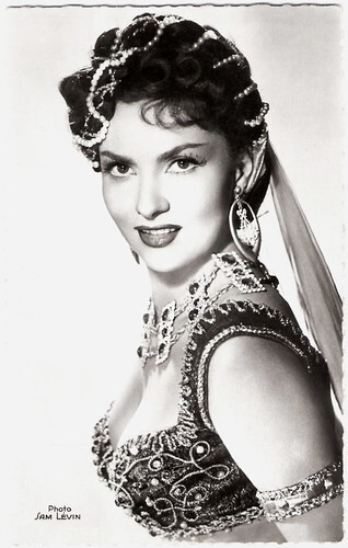 Gina Lollobrigida in Les belles de nuit (1952)