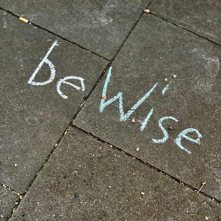 Kreideschrift auf dem Pflaster: 