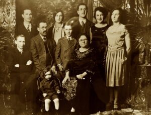 A mother and father with eight of their children posing for a family photo in the late 1920s