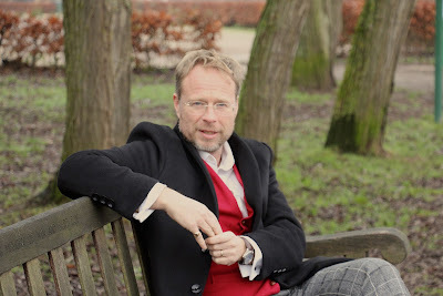 publicity shot of author Robin Bennett