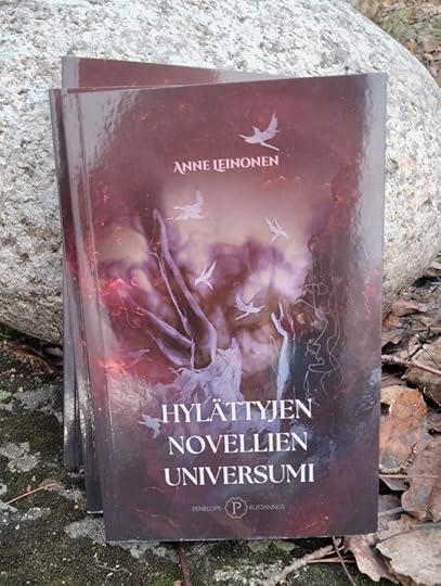 Hylättyjen novellien universumi -kirja nojaa isoa kiveä vasten syksyisellä pihalla.
