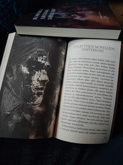 Kuvassa kirjan aukeama, oikealla tekstyiä, vasemmalla koko sivun kokoinen grafiikankuva kasvoista.