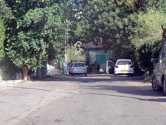 רחוב במוצא עילית, שם גדל גברון ועליה הוא בעצם כותב (צילום מוויקיפדיה קומונס)