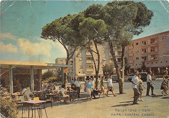 מרכז הכרמל בחיפה. גיבורת הספר גדלה בסביבה ושתתה שם קפה עם אביה בסוף ימיו. מקור: מוזאון ארץ-ישראל