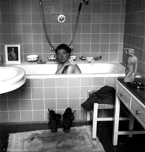 lee-miller-in-hitler-s-bathtub-hitler-s-apartment-16-prinzregentenplatz-munich-germany-1945.jpg!Large